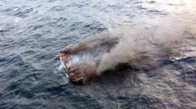 19일 오전 제주 차귀도 서쪽 해상에서 통영선적 대성호에서 화재가 발생해 전소됐다. 현재 승선원 12명 중 해경에 구조된 1명을 제외하고 11명은 아직까지 실종상태다. 사진은 불길에 휩싸인 대성호 모습. 제주해양경찰청 제공.