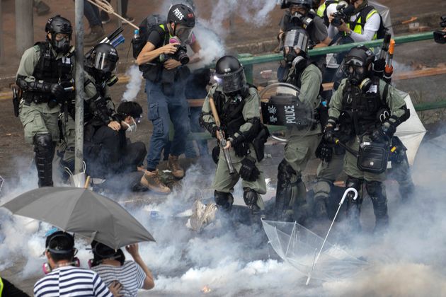 홍콩 이공대 안에서 시위하던 학생들을 체포하는 홍콩 시위 진압 경찰. 