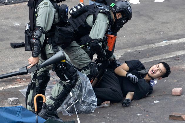18일 도망치는 시위대를 진압하는 경찰.  