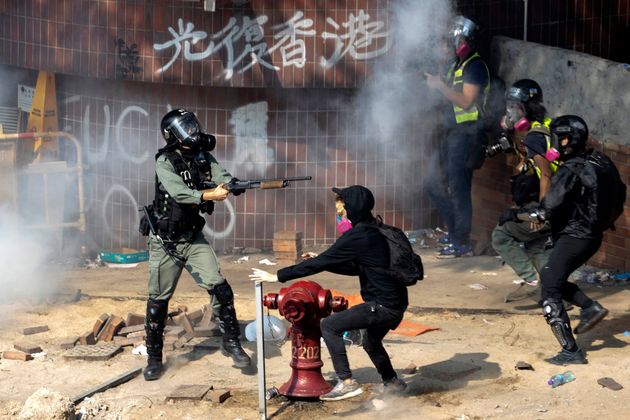 18일 시위대에게 총신을 겨누는 홍콩 경찰. 이 무기가 실탄인지 고무 총탄인지는 파악되지 않았다. 
