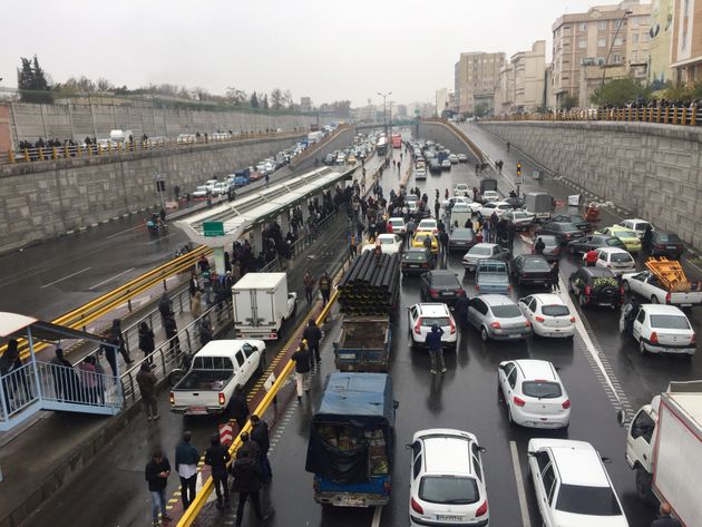 People stop their cars on a highway to protest against increased gas price in Tehran, Iran November 16, 2019. Nazanin Tabatabaee/WANA (West Asia News Agency) via REUTERS ATTENTION EDITORS - THIS IMAGE HAS BEEN SUPPLIED BY A THIRD PARTY