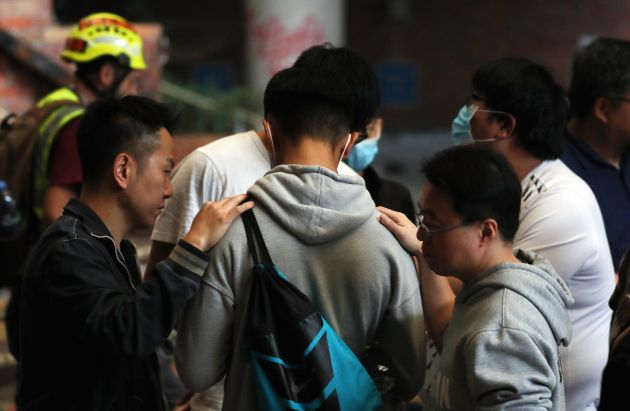 학내 시위 막바지에 이른 홍콩 이공대학교 학생들이 교사들로부터 위로를 받고 있다.