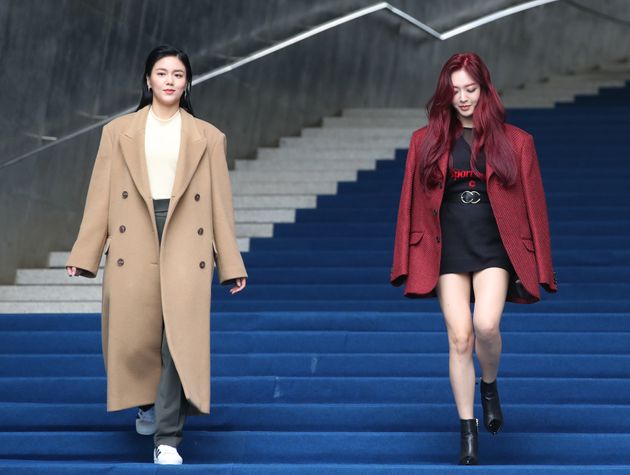 혜정, 찬미(오른쪽)가 동대문디자인플라자(DDP)에서 열린 '2020 S/S 서울패션위크(2020 S/S Seoul Fashion Week)' 챈스챈스(chance chance) 컬렉션에 참석하고 있다. 2019.10.18