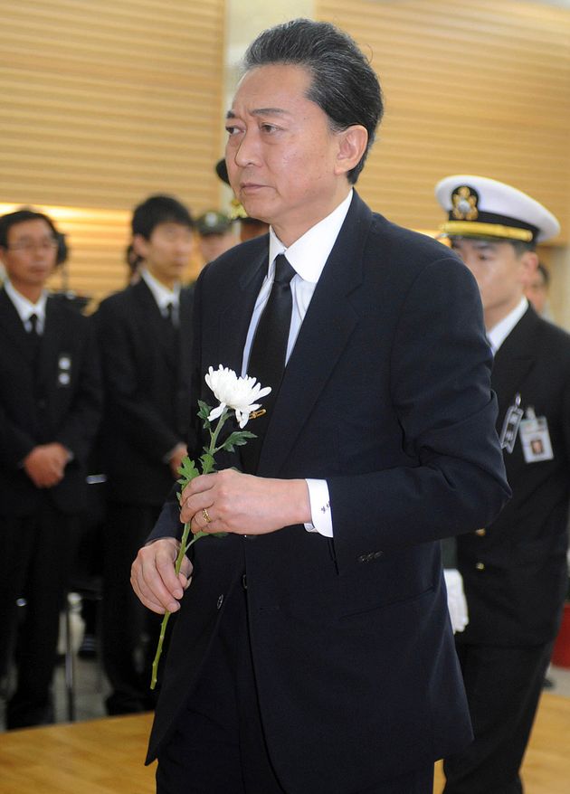 지난 2010년 천안함 사건 희생 장병의 분향소를 찾은 하토야마 전 총리. 