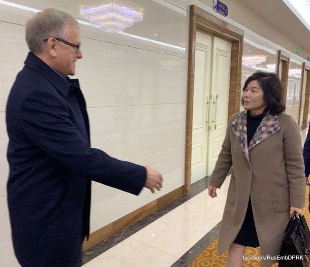 알렉산드리 마체고라 북한 주재 러시아대사(왼쪽)이 18일 평양 순안 국제공항에서 러시아로 떠나는 최선희 북한 외무성 제1부상을 배웅하고 있다. (주북 러시아대사관 페이스북)