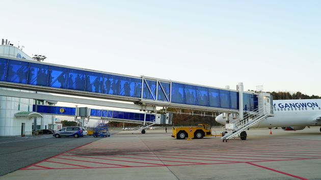 22일 강원도 양양국제공항 여객터미널에서 여행객들이 플라이강원 1호기로 이동하고 있다. 
