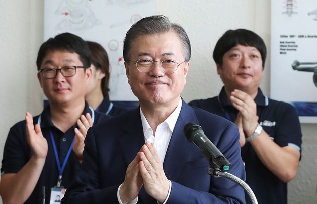 문재인 대통령이 지난 8월7일 경기도 김포시 부품·소재기업인 에스비비테크를 방문해 직원들과 간담회를 하는 모습.