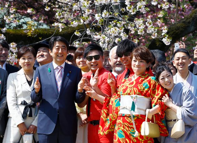 지난 2015년 벚꽃놀이에 참석한 아베 총리와 아키에 여사(가장 왼편)가 일본의 코미디언들과 사진을 찍고 있다. 