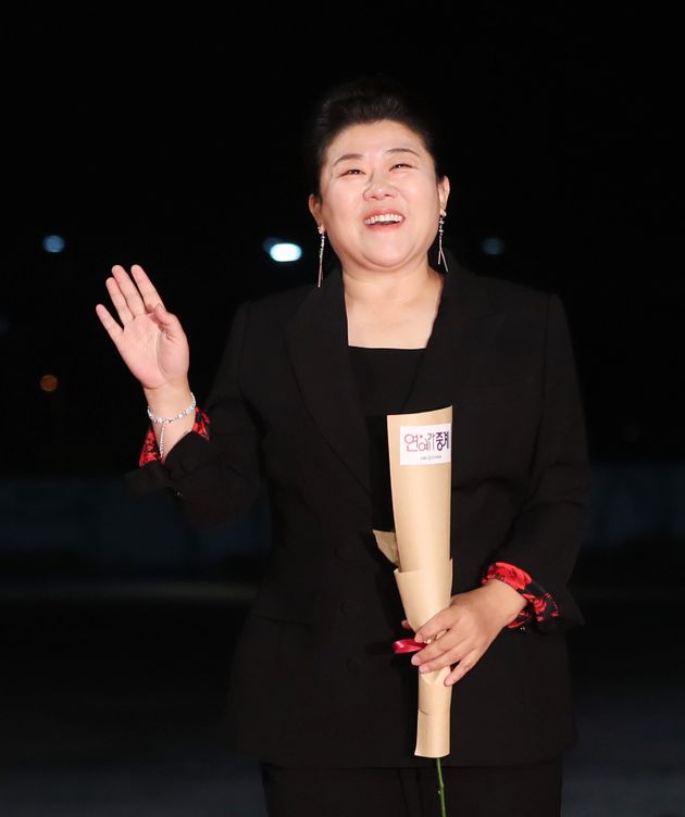 배우 이정은이 21일 오후 인천 중구 운서동 파라다이스시티에서 열린 ‘제 40회 청룡영화상’ 레드카펫 행사에 참석하고 있다
