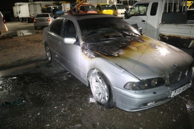 18일 오후 5시54분께 인천시 연수구 옥련동 수출2단지 중고차 매장에 진열된 2002년식 BMW 530i승용차에서 불이 나 신고를 받고 출동한 소방이 진화작업을 벌였다.