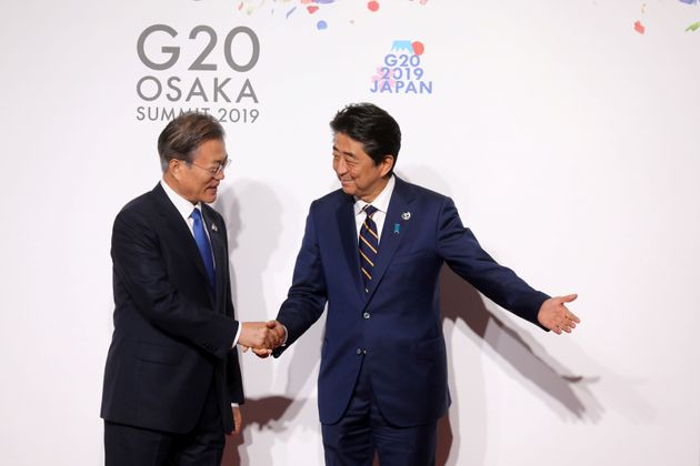 지난 6월 28일 오사카 G20 정상회의에서 만난 문재인 대통령과 아베 신조 총리. 