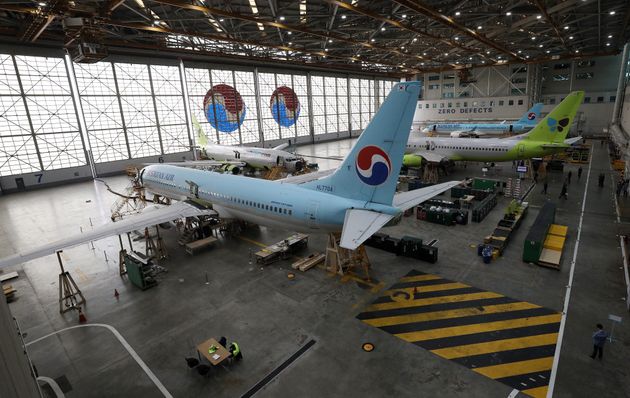 11일 국토부가 서울 강서구 대한항공 격납고에서 균열이 발생한 보잉737NG 항공기 동체 수리현장을 공개하고 있다. 국토부는 737NG 항공기를 긴급 점검해 동체 균열이 발견된 13대를 운항중지했다.