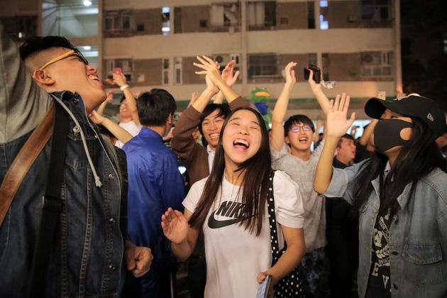 25일 민주당 지지자들이 친중 세력 후보의 패배를 축하하고 있다. 