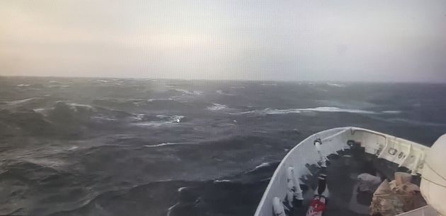 25일 오전 6시5분쯤 제주 마라도 남서쪽 87㎞ 해상에서 근해 문어잡이 어선 A호(24톤·통영선적)이 전복돼 해경이 승선원 구조에 나서고 있다. 사진은 해경이 수색 중인 사고해역