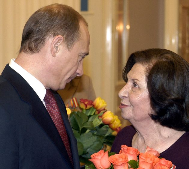 지난 2005년 3월 8일 블라디미르 푸틴 러시아 대통령이 국제 여성의 날을 맞아 고르 바르타니안에게 축하를 건네고 있다. 