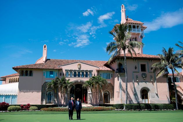 US President Donald Trump (L) and Chinese President Xi Jinping (R) pose together at the Mar-a-Lago estate in West Palm Beach, Florida, April 7, 2017. / AFP PHOTO / JIM WATSON        (Photo credit should read JIM WATSON/AFP via Getty Images)
