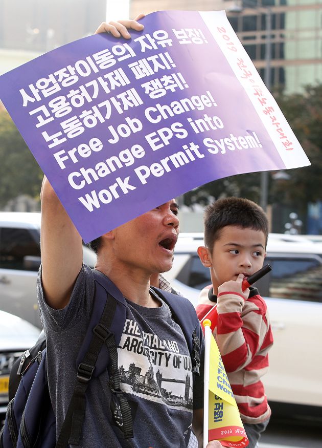 10월 20일 서울 중구 파이낸스센터 앞에서 열린 전국이주노동자대회에서 참가자들이 이동의 자유를 촉구하며 청와대 방향으로 행진하고 있다.