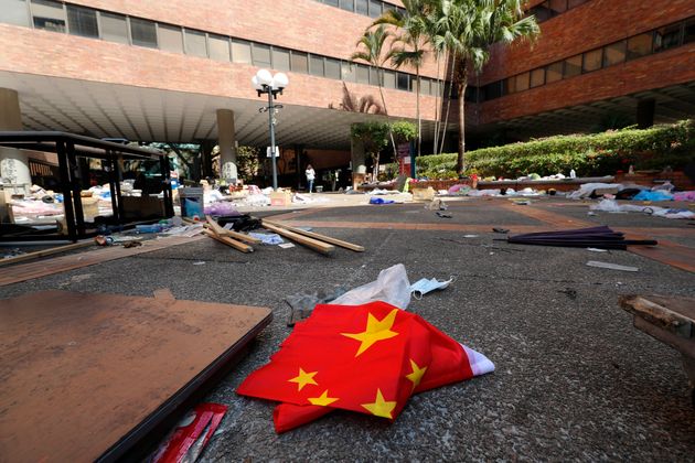 경찰이 교내에 진입한 29일 오후 이공대에 중국 국기와 여러 잔해들이 바닥에 널려 있다. 
