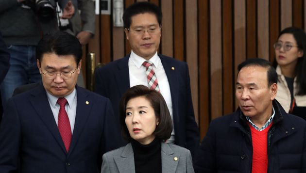 나경원 자유한국당 원내대표가 29일 서울 여의도 국회에서 열린 원내대책회의에 참석하고 있다.