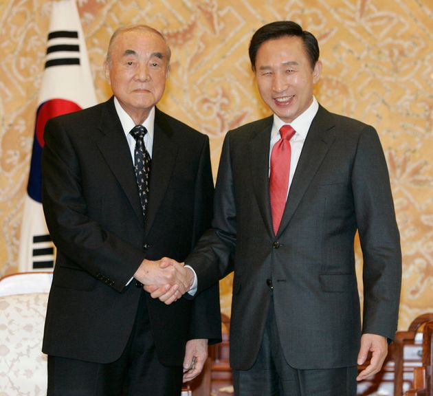 South Korea's new President Lee Myung-bak (R) shakes hands with former Japanese Prime Minister Yasuhiro Nakasone during their meeting at President House in Seoul February 26, 2008. REUTERS/Lee Jin-man/Pool (SOUTH KOREA)