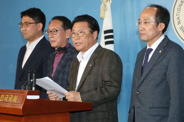 박맹우 자유한국당 사무총장이 2일 오후 서울 여의도 국회 정론관에서 본인을 비롯한 당직자 전원이 황교안 대표에게 사표를 제출했다고 밝혔다