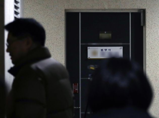 청와대의 김기현 전 울산시장에 대한 '하명수사' 의혹에 연루됐다고 지목된 전 청와대 민정비서관실 특감반원 A씨가 발견된 서울 서초동의 한 오피스텔 사무실
