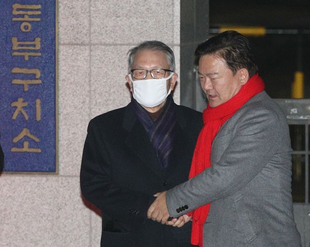 이날 민경욱 자유한국당 의원이 김 전 실장의 출소를 마중나갔다 