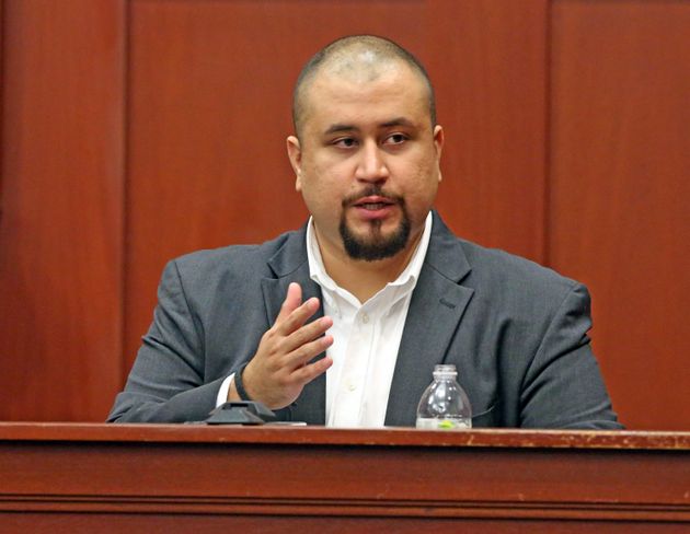 ARCHIVO - En esta foto del 13 de septiembre de 2016, George Zimmerman declara ante un jurado en un tribunal en Seminole, Florida. Zimmerman, exonerado por la muerte de un joven negro en Florida en el 2012, fue sacado a la fuerza de un bar por gritarle un epíteto racista a un cliente negro, se informó el viernes 11 de noviembre de 2016. (Red Huber/Orlando Sentinel vía AP, Pool)