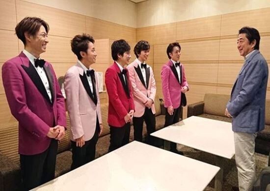 아이돌 그룹 아라시 콘서트에 참석한 아베 신조 일본 총리