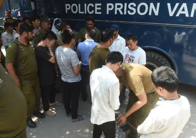 파키스탄 소녀들과 가짜로 결혼한 뒤 이들을 성매매로 내몬 혐의로 중국 국적 남성들이 올해 6월 파키스탄 라호르의 법원에 도착하고 있다.