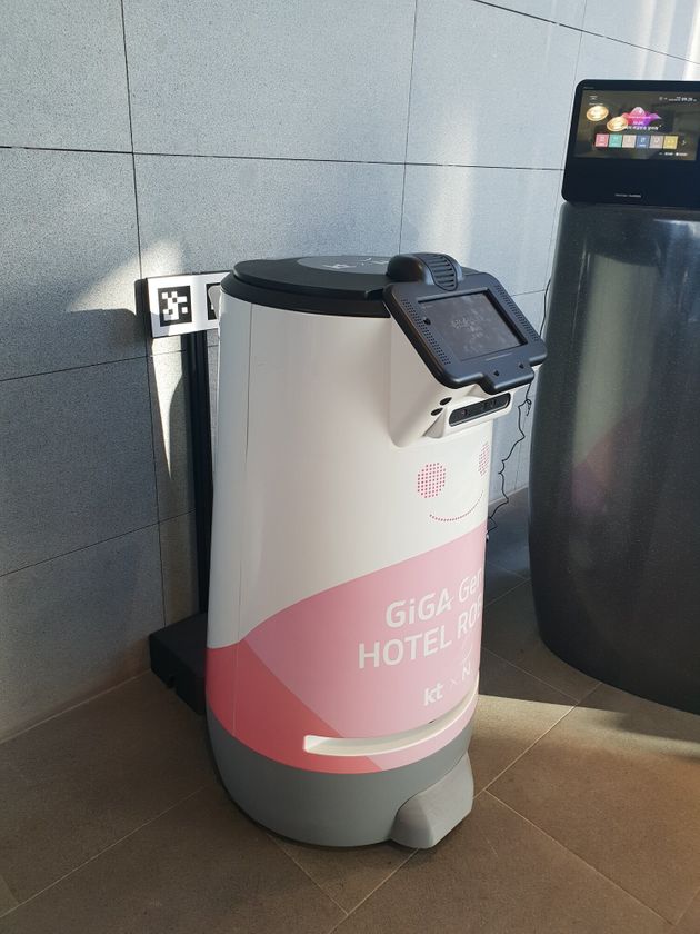 AI로봇에게 호텔 룸서비스를 받아봤다. 아직 사람을 '대체'할 수준은 아니다