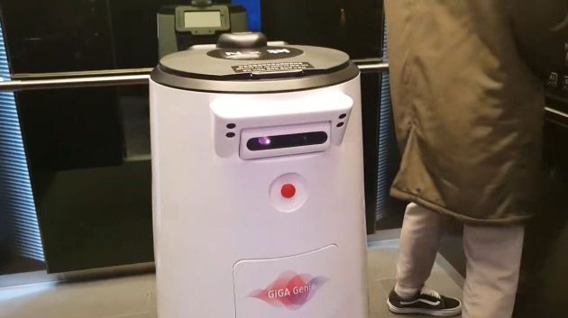 AI로봇에게 호텔 룸서비스를 받아봤다. 아직 사람을 '대체'할 수준은 아니다