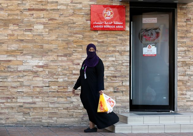 사우디 아라비아 지다에서 한 여성이 '여성 서비스 구역'이라 쓰인 식당 문을 나서고 있다. Dec. 8, 2019. 