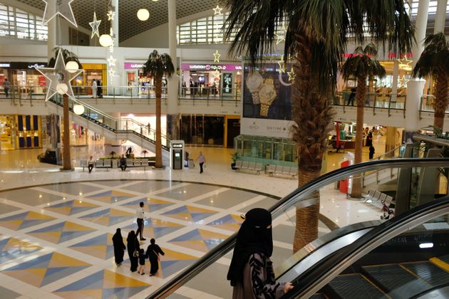 수도 리야드의 한 몰에서 여성들이 혼자, 혹은 동성 및 가족끼리 쇼핑을 하고 있다.