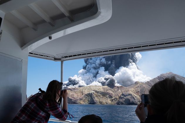 뉴질랜드 화이트섬 화산 폭발 직전 '문자 그대로 분화구 가장자리에 서있었다'는 관광객 마이클 셰이드씨가 트위터에 올린 사진.