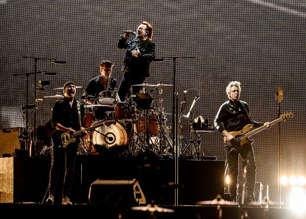 아일랜드 출신의 전설적인 록밴드 U2가 8일 오후 서울 구로구 고척스카이돔에서 첫 번째 내한공연을 갖고 있다. 이는 1976년 밴드 결성 이후 43년 만에 성사된 것으로, 단 1회 공연으로 진행된다.