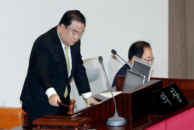 문희상 국회의장이 10일 오전 서울 여의도 국회에서 열린 본회의에서 개의를 선언하고 있다.