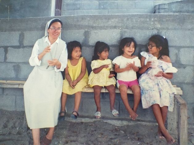 (왼쪽) 언제나 아이들과 함께 하는 김옥 수녀의 모습 