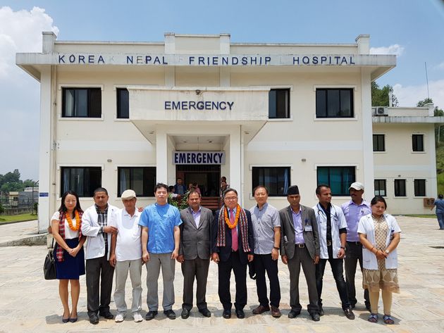 (왼쪽에서 네 번째) 한국-네팔 친선병원 앞에서 김병철 씨