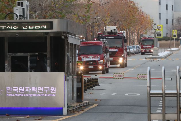 지난 2018년 11월 19일 오후 2시28분께 대전 유성구 소재 한국원자력연구원 실험실에서 불이 나 소방차량이 출동하는 장면. 