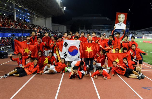 60년 만에 SEA 게임에서 우승한 베트남 대표팀이 기뻐하고 있다.