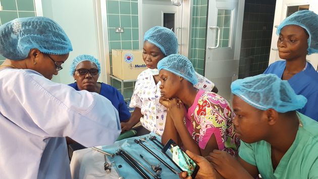 복강경 수술 교육 프로그램에 참여 중인 가나의 의료진