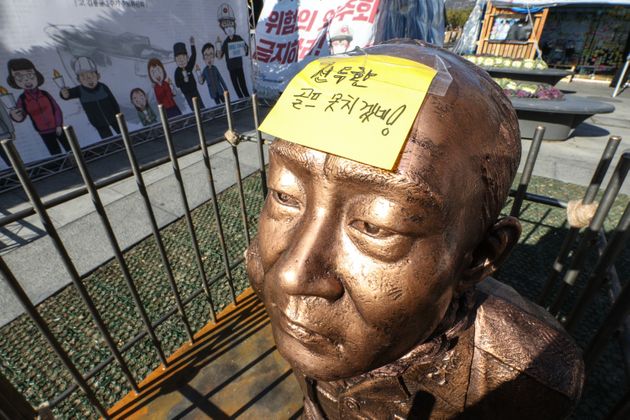 12·12 군사반란 40주년인 12일 오후 서울 광화문광장 앞에서 5.18 관련 시민단체 회원들이 전두환 전 대통령 구속 수사를 촉구하며 조형물 앞에서 퍼포먼스를 하고 있다.