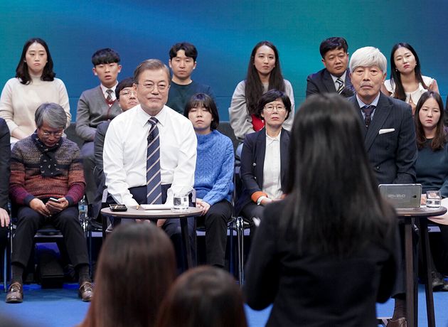 문재인 대통령이 지난 11월 19일 오후 서울 마포구 상암동 MBC 사옥에서 열린 '국민이 묻는다-2019 국민과의 대화'에 출연해 국민 질의를 경청하고 있다.(청와대 제공)