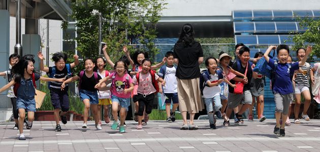 주말이 있는 아이들의 행복한 귀가 <br /></div>(2019년 7월 19일 서대문구 서울가재울초등학교 학생들이 하교를 하고 있다.)