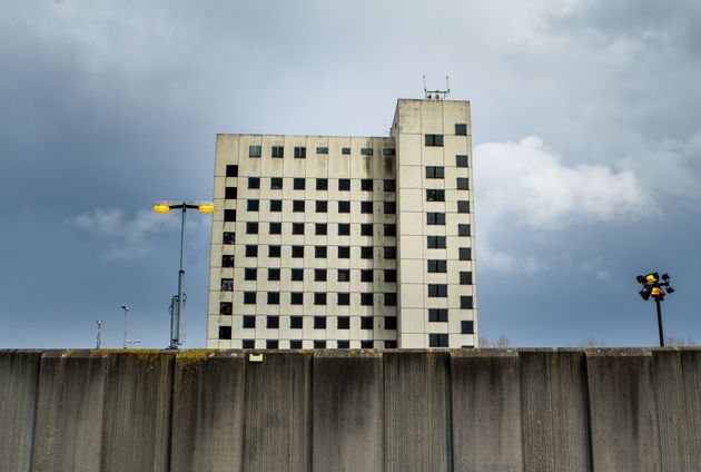 2016년 문을 닫고 난민 임시거처로 탈바꿈 한 베일머바예스의 전 교도소 건물.