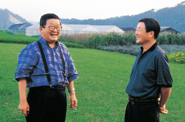 1999년 8월 구본무 전 회장(오른쪽)과 구자경 명예회장(왼쪽)이 담소하고 있는 모습. (LG 제공)