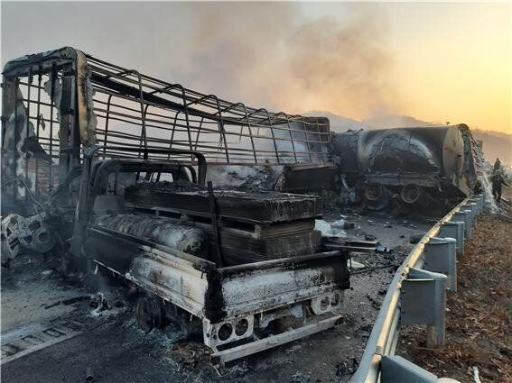 14일 새벽 경북 군위군 소보면 상주~영천고속도로에서 차량 10여대가 연쇄 추돌하면서 화재가 발생, 큰 인명피해가 발생했다.(경북소방본부 제공)
