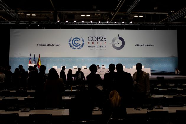 Miembros de la cumbre climática COP25 hablan antes de la plenaria de cierre, el domingo 15 de diciembre de 2019, en Madrid. (AP Foto/Bernat Armangue)