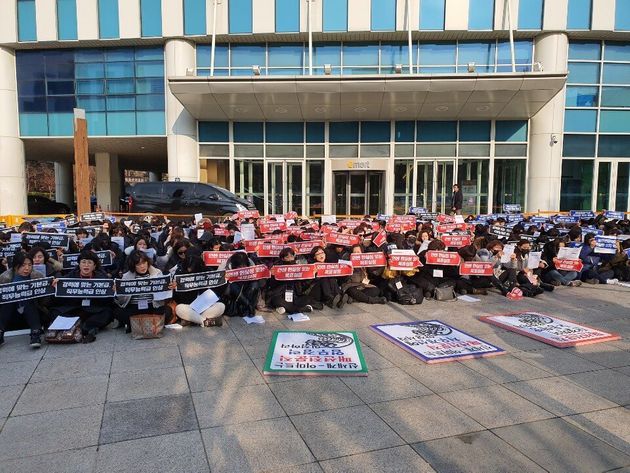 이마트 '패션전문직' 직원들이 16일 서울 성동구 성수동 이마트 본사 앞에서 집회를 열고 처우개선을 요구했다.
